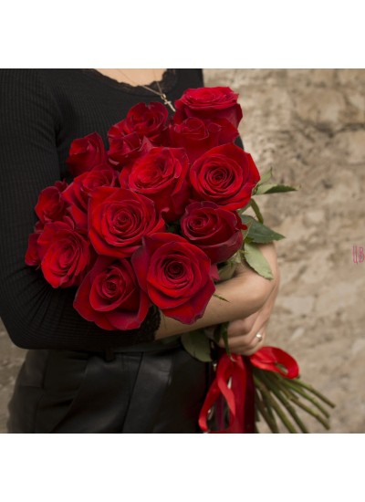 Букет из 15 красных роз (с лентой)