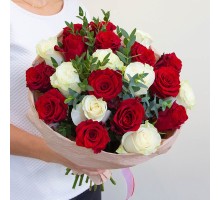 21 бело-красная роза (с оформлением)