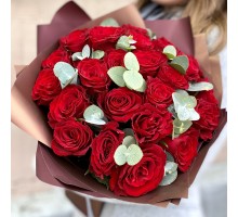 25 красных роз с оформлением