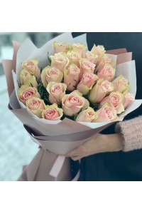 Букет из 25 бело-розовых роз (с оформлением)