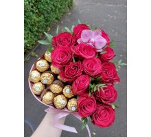Розы с конфетами