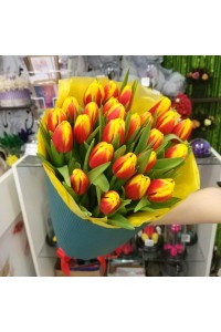 25 красно-желтых тюльпанов