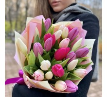 Микс 25 белых и розовых тюльпанов с оформлением