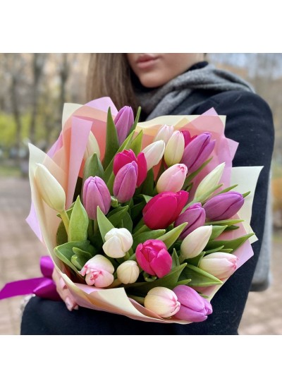 Микс 25 белых и розовых тюльпанов с оформлением