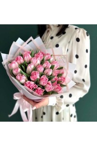 21 розовый пионовидный тюльпан с оформлением