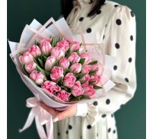 21 розовый пионовидный тюльпан с оформлением