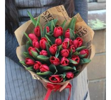 25 красных тюльпанов с оформлением