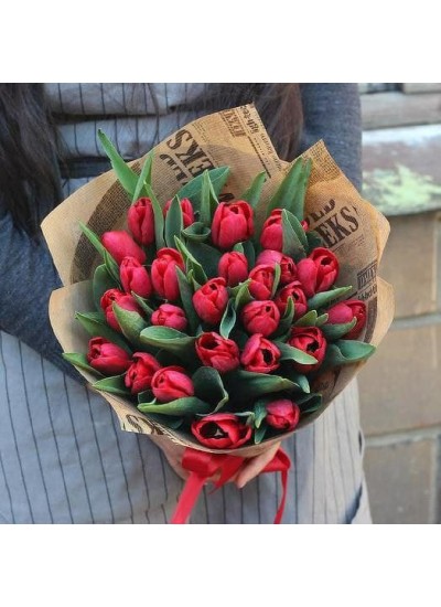 25 красных тюльпанов с оформлением
