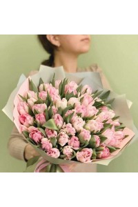 51 розовый пионовидный тюльпан с оформлением
