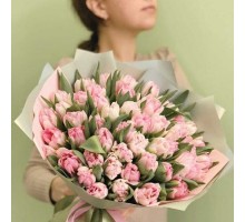 51 розовый пионовидный тюльпан с оформлением