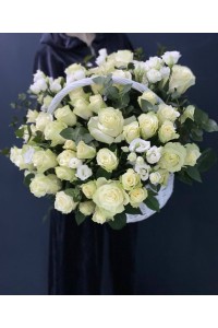 Корзина из белых роз с зеленью