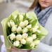 25 белых тюльпана с оформлением