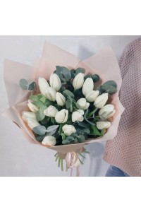 25 белых тюльпана с эвкалиптом и оформлением
