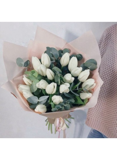 25 белых тюльпана с эвкалиптом и оформлением