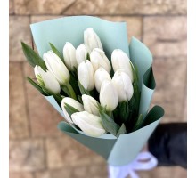15 белых тюльпанов с оформлением