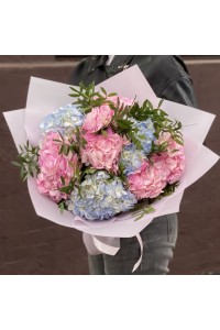 Букет из розовых и голубых гортензий