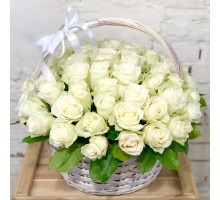 Корзина из 25 белых роз