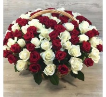 Корзина из 101 белой и красной розы