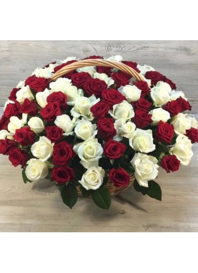 Корзина из 101 белой и красной розы