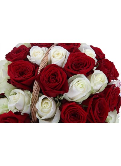 Корзина из 31 белой и красной розы
