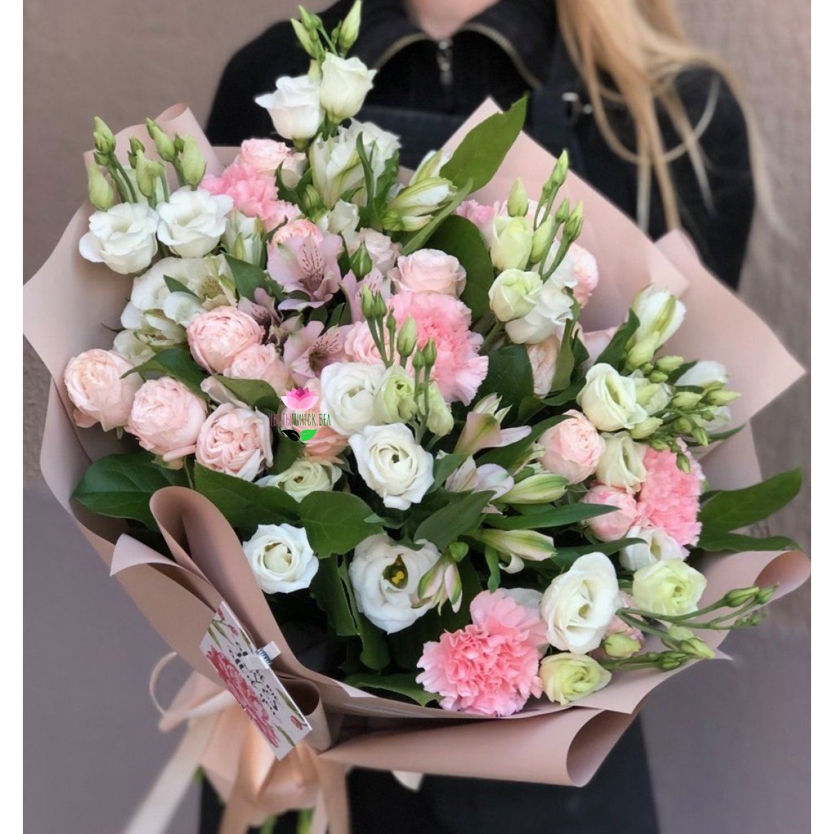 Эустома с кустовыми розами. Эустома с кустовыми розами. Букет розы эустома гвоздика. Букет эучтома кумтовая поза. Букет «розы и эустомы».