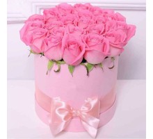17 розовых роз в коробке