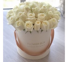 35 белых роз в шляпной коробке