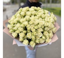 Букет из 51 ветки белых кустовых роз 