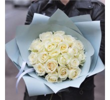 Букет из 21 белой розы "Валентина" (с оформлением)