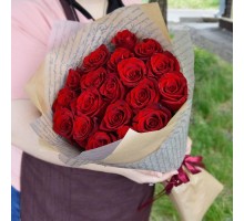 Букет из 21 красной розы "Комплимет" (с оформлением)