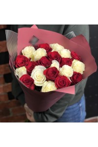 Букет из 21 красной и белой розы "Романтика" (с оформлением)