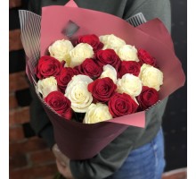 Букет из 21 красной и белой розы "Романтика" (с оформлением)