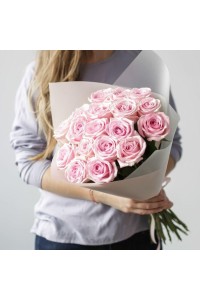 Букет из 15 нежно-розовых роз "Мальбэк" (с оформлением)