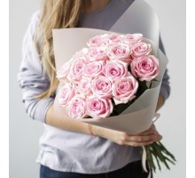 Букет из 15 нежно-розовых роз "Мальбэк" (с оформлением)