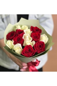 Букет из 15 красных и белых роз "Аделина" (с оформлением)