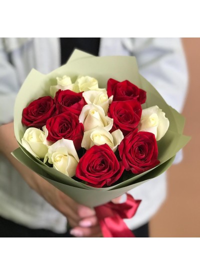 Букет из 15 красных и белых роз "Аделина" (с оформлением)