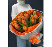 23 оранжевых тюльпана с оформлением